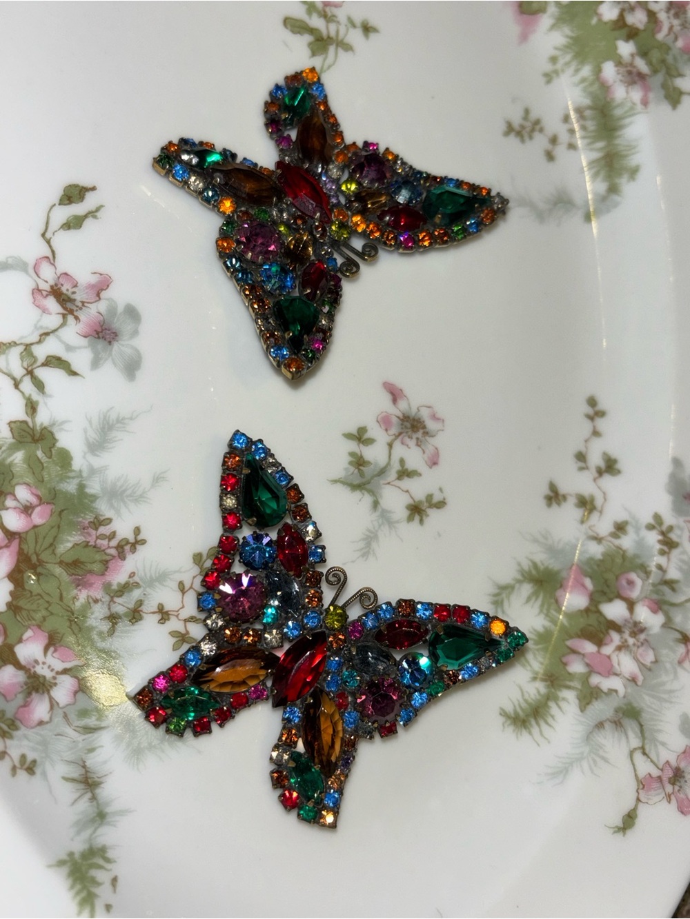 Vintage WEISS unsigned multicolor rhinestones butterfly brooch - Picture 3 of 6